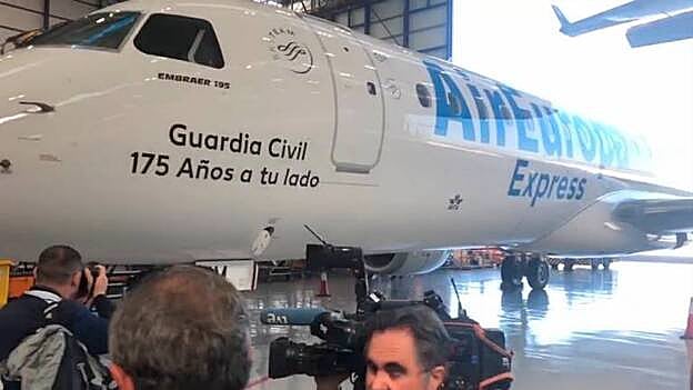 Air Europa rinde homenaje a la Guardia Civil