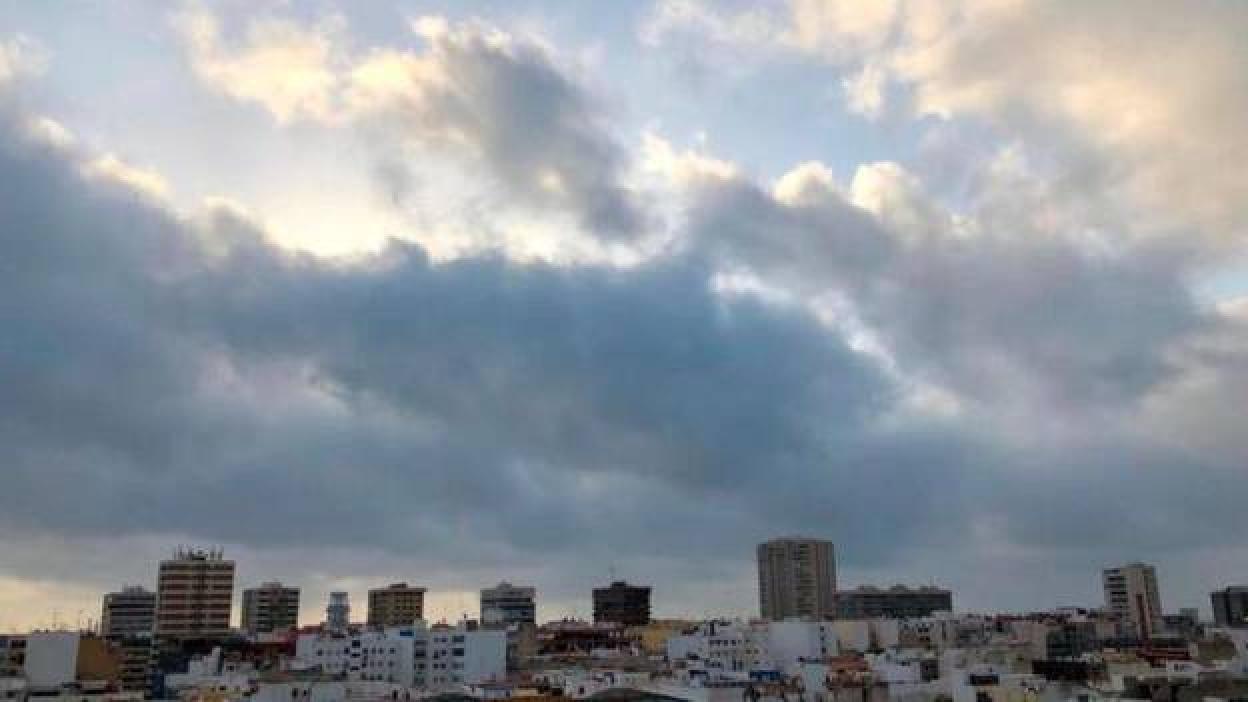 Viernes con pocas nubes, menos calor y viento fuerte