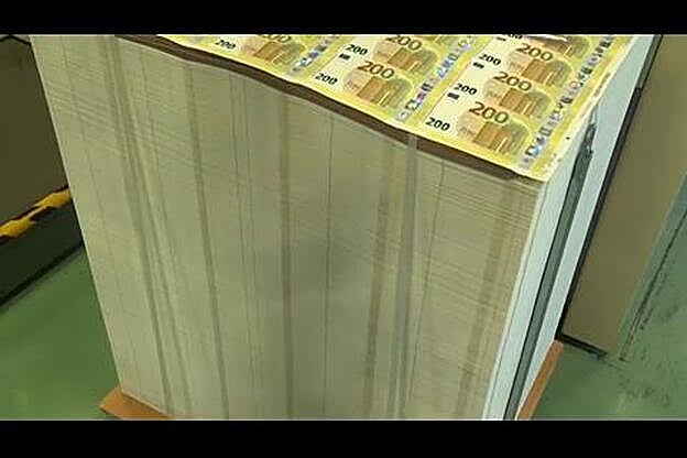 Los nuevos billetes de 100 y 200 euros entran en circulación