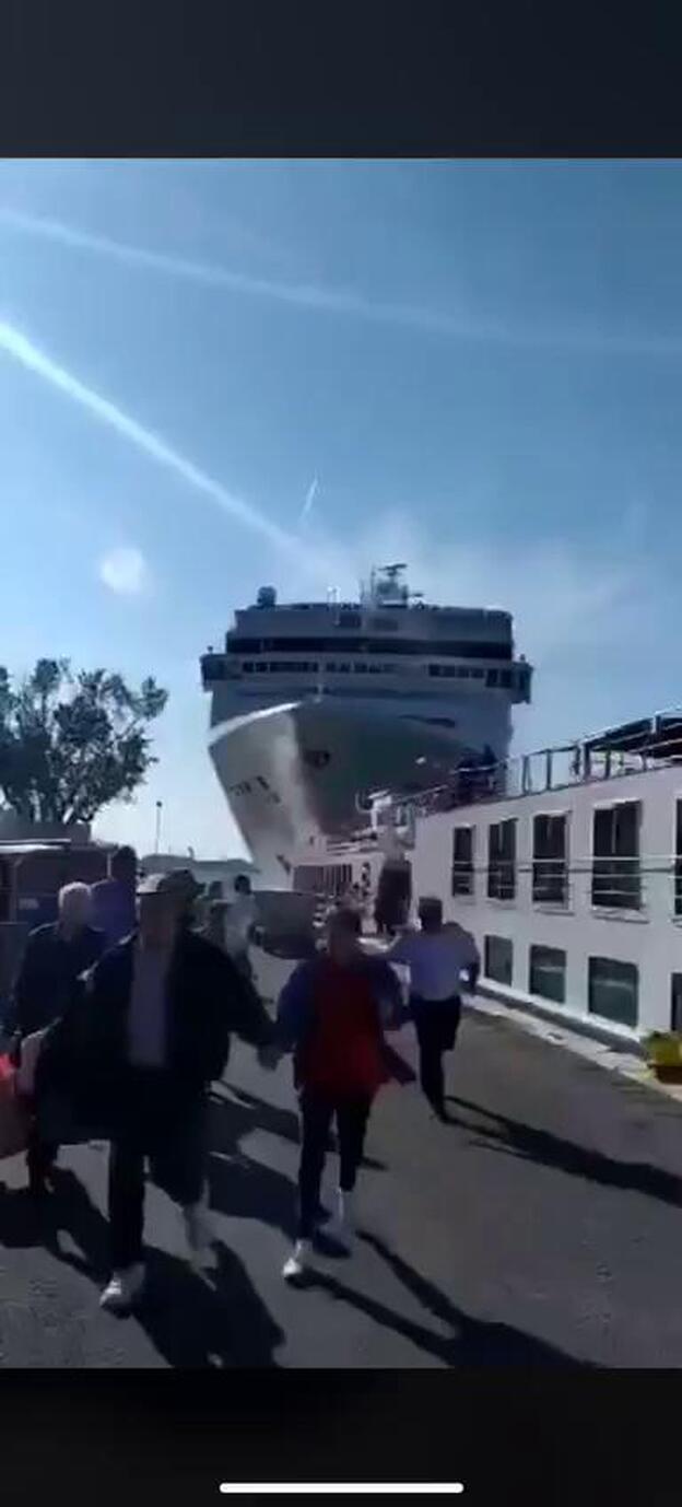 Un crucero choca con un barco turístico en Venecia sin dejar heridos graves