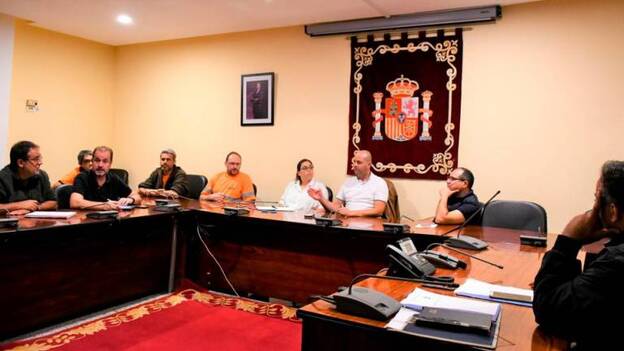 El edil en funciones José Martín en la reunión mantenida en el Salón de Plenos para tratar el tema de la aparición de ejemplares de serpientes en el municipio. / C7.