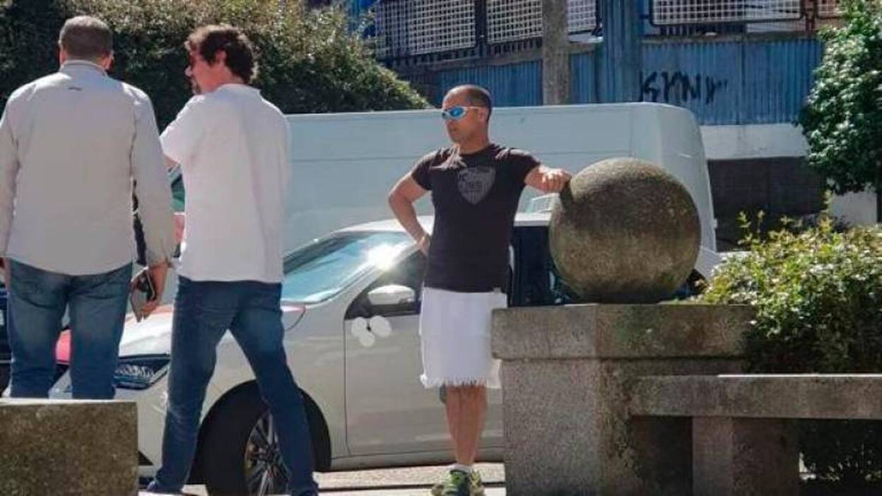 Un taxista, denunciado por trabajar en falda