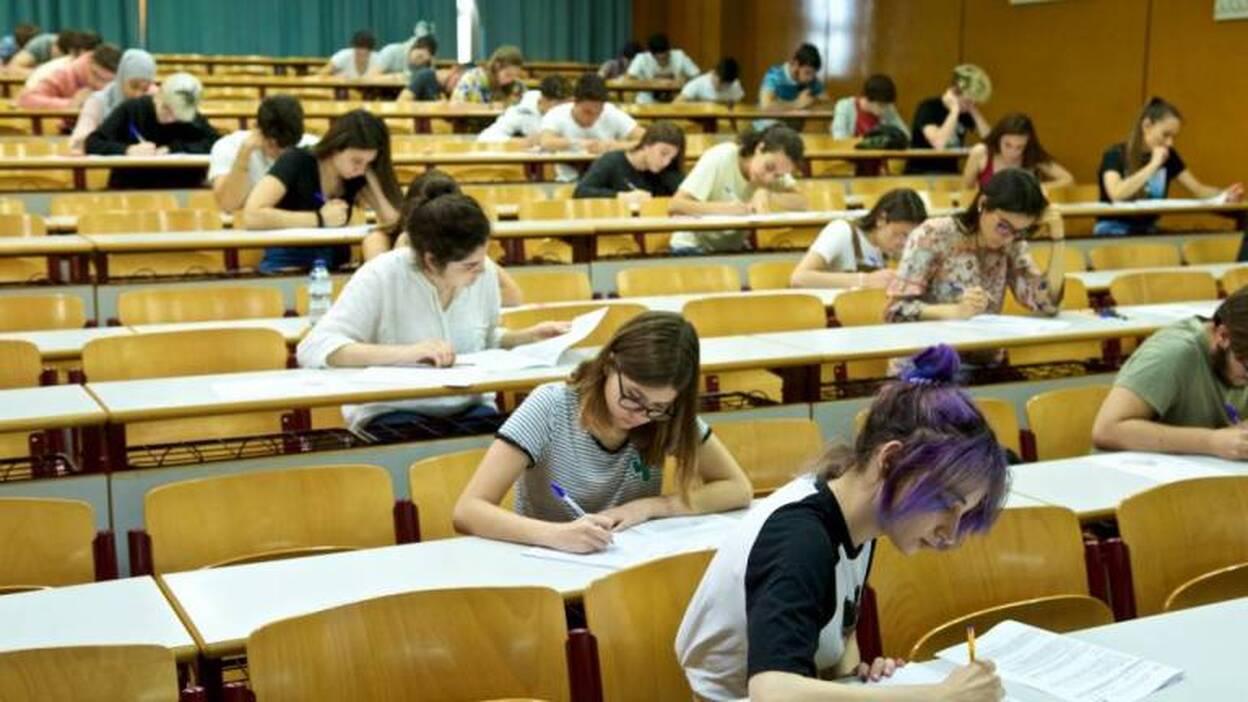 El Gobierno anuncia un grupo de trabajo para corregir "incidencias" en la Selectividad
