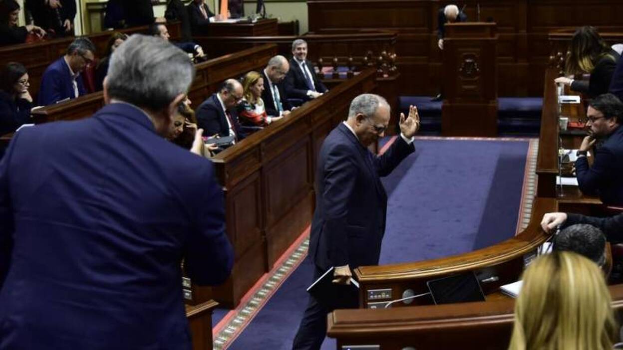 Curbelo encarece el precio de su apoyo y sigue sin decidir su voto