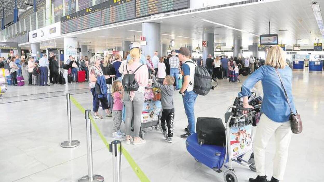 El tráfico aéreo internacional se desploma en la temporada baja