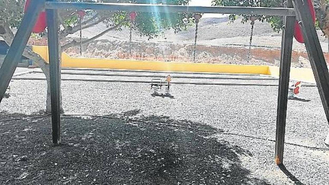 Roban los remos y el tobogán del parque infantil de Tarajal de Sancho