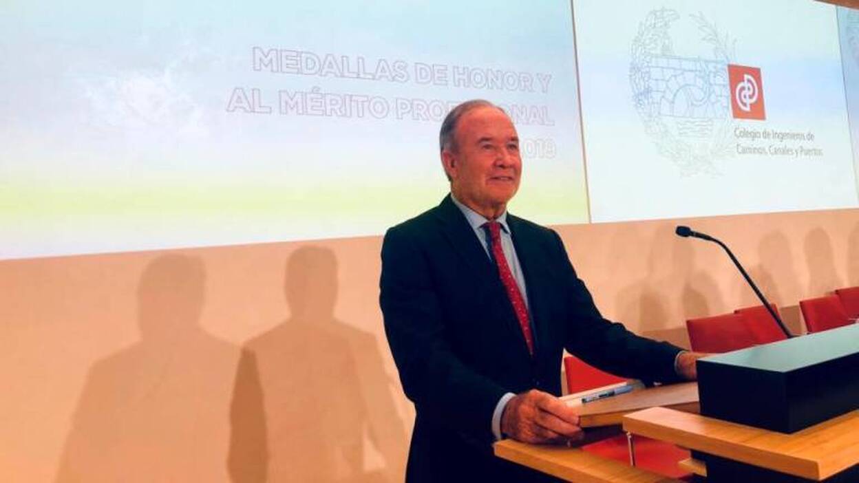 Juan Miguel Sanjuán recibe la medalla de honor