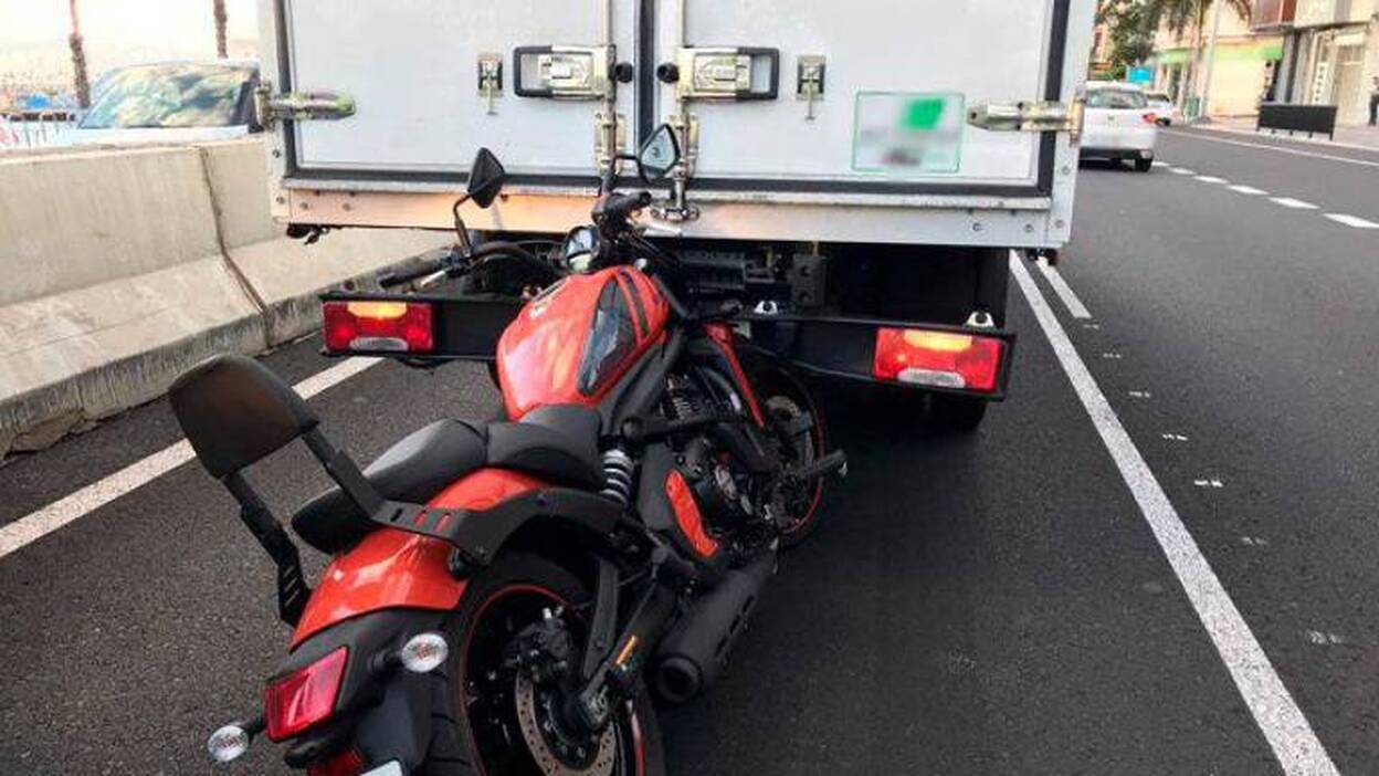 Un motorista herido en un accidente en la Naval