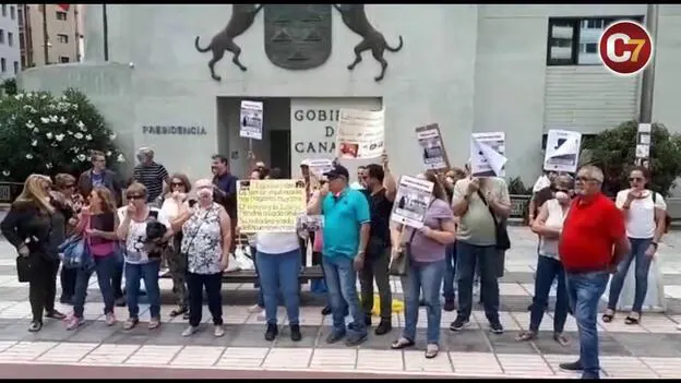 Protesta de los afectados por IDental ante la sede del Gobierno