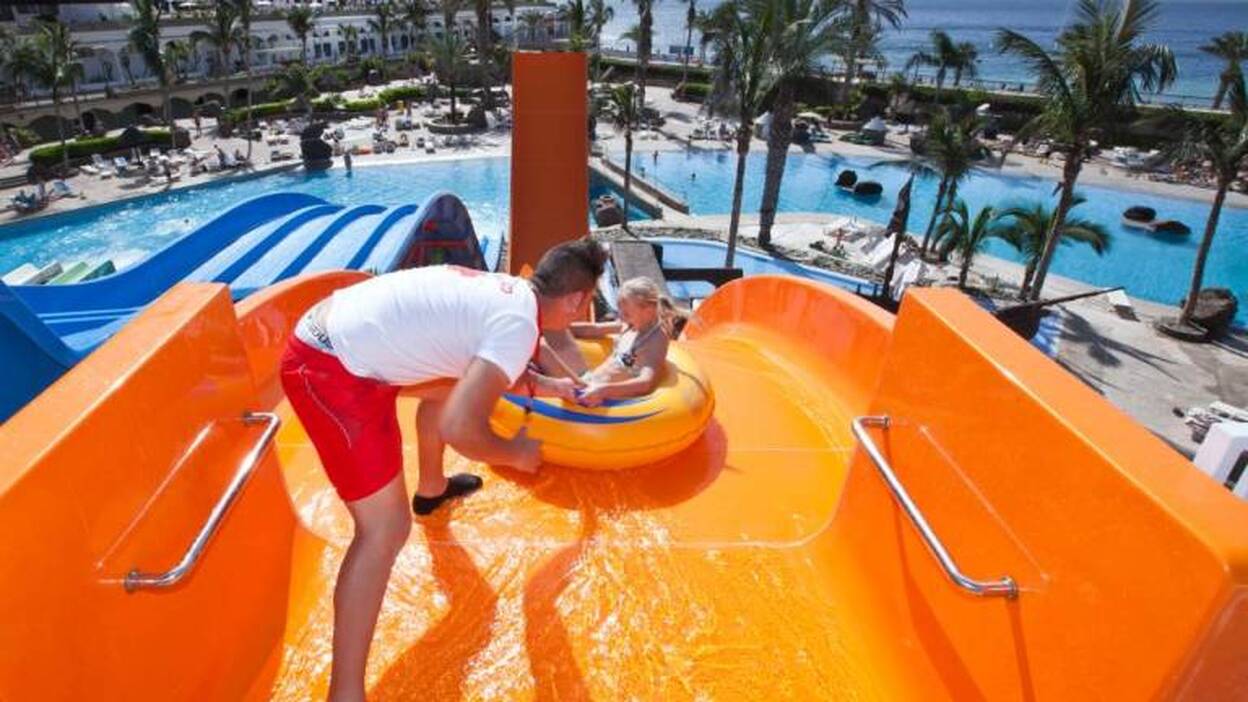 Los más pequeños disfrutan a remojo