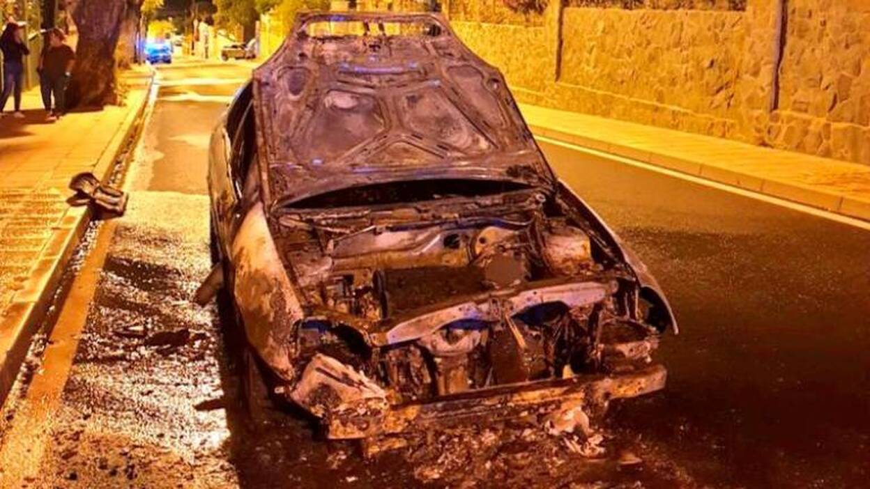 Incendio de un coche en la carretera del centro