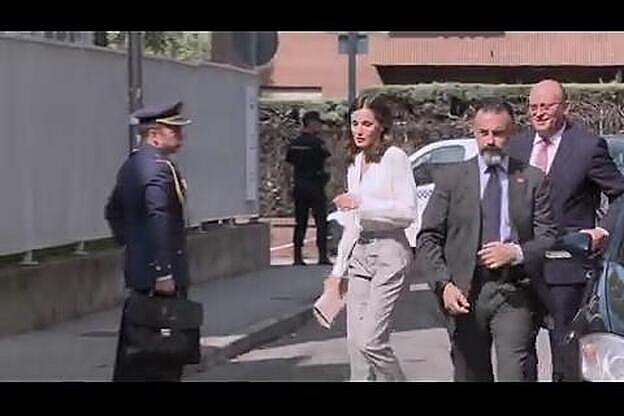 La Reina, con gafas de Realidad Virtual contra el cáncer