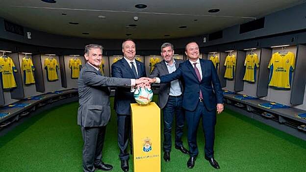 De izquierda a derecha, Pedro Justo Brito, vicepresidente del Cabildo, Miguel Ángel Ramírez, Fernando Clavijo, presidente de Canarias y Augusto Hidalgo, alcalde de Las Palmas de Gran Canaria, uniendo sus manos sobre el símbolo universal del fútbol. /  Antonio Martel