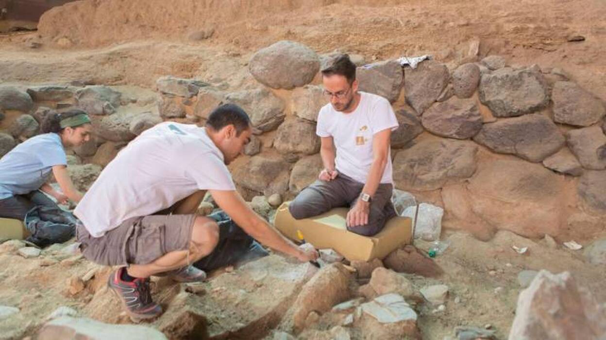 Universitarios españoles en el campus de Arqueología de la Cueva Pintada