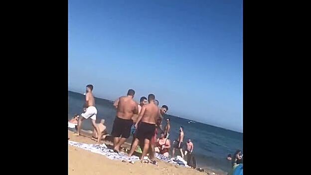 Pelea multitudinaria a palos en la playa
