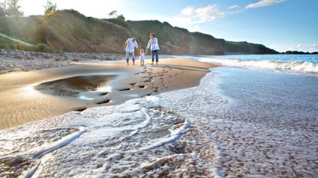 Familia en la playa del Arenal de Morís Caravia /  C7