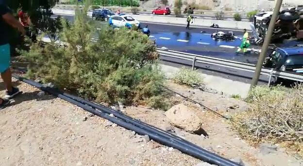 Fallece al aplastar su coche un camión tras volcar