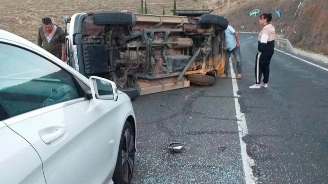 Aparatoso accidente con semivuelco en Agüimes