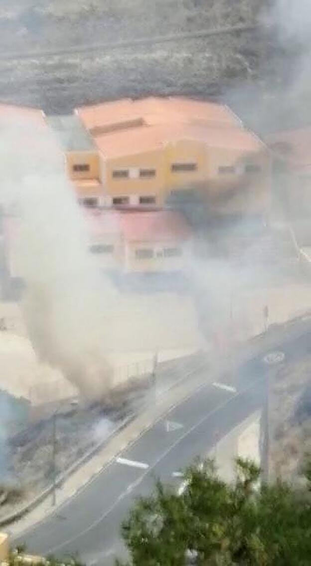 Incendio junto al colegio León en El Lasso