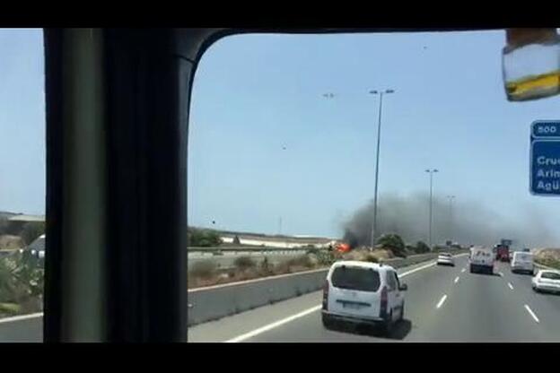 Arde un coche en la autopista del sur