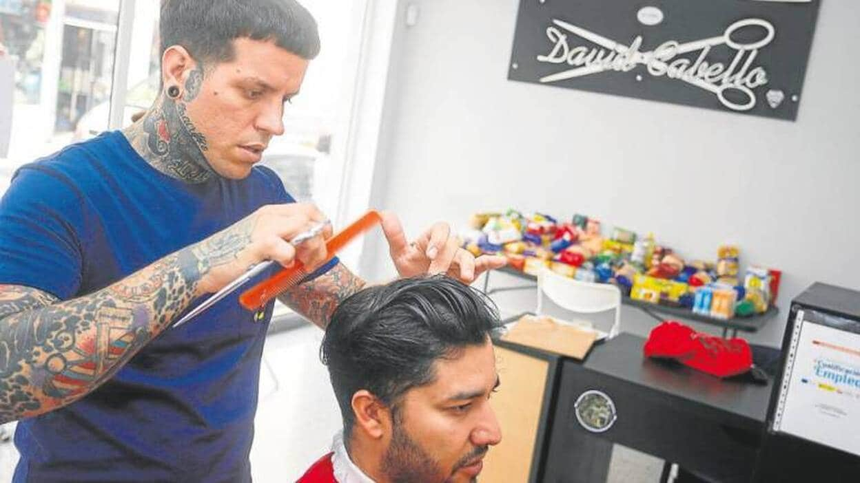 Cuando el corte de pelo también es un acto de solidaridad