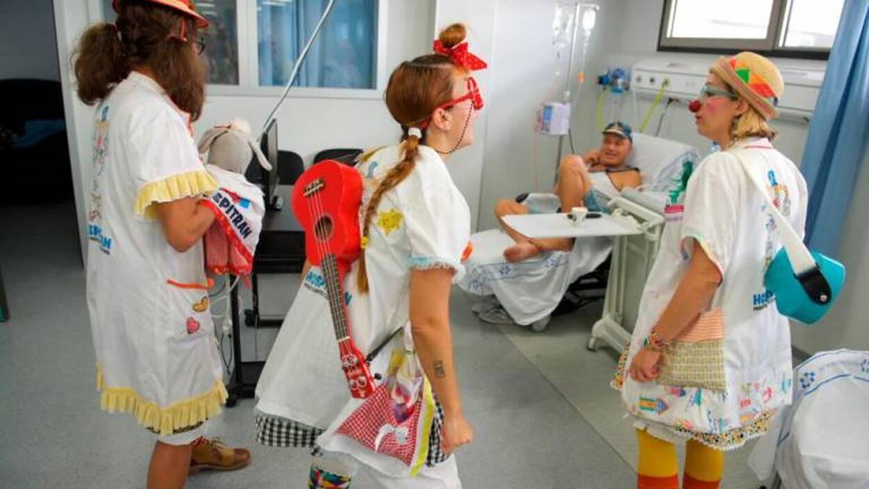 Voluntarios, por favor, para hacer reír a los pacientes