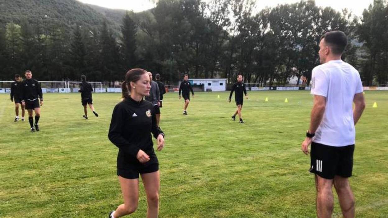 La primera árbitra asistente de Primera División supera las pruebas físicas