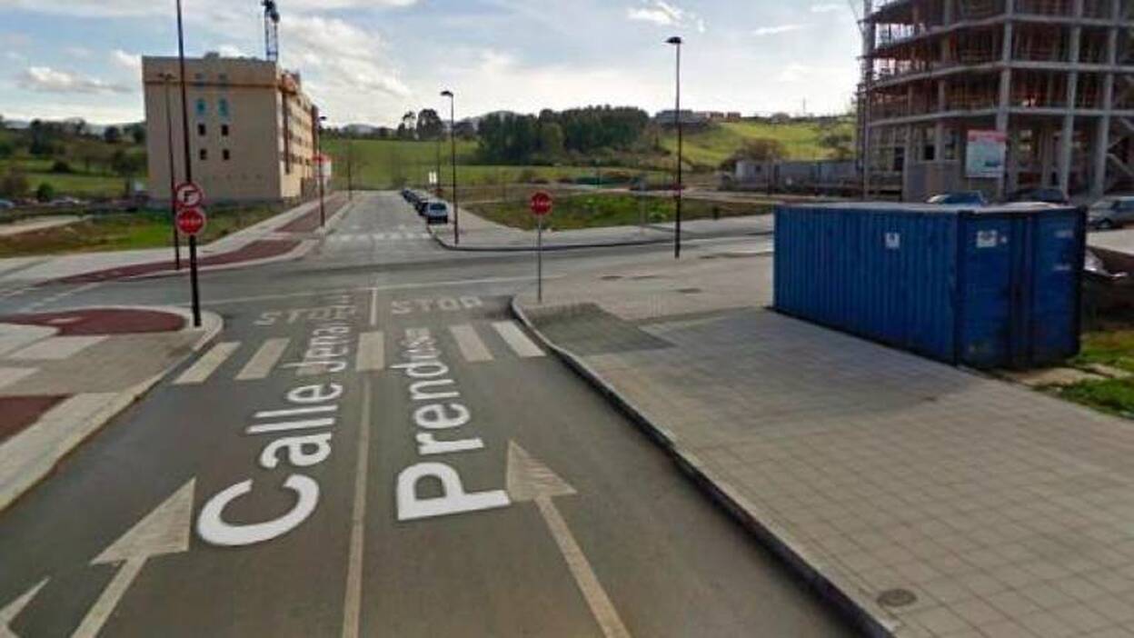 Hallan un bebé acuchillado en un contenedor en Gijón