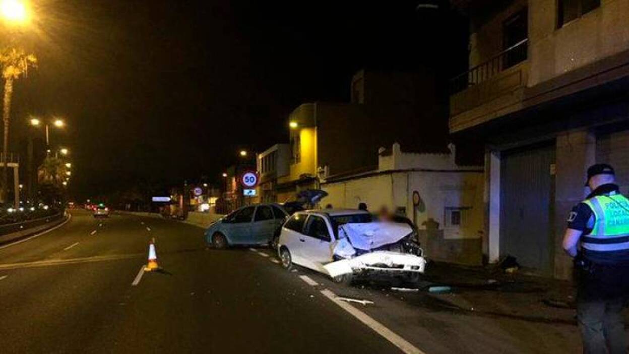 Colisiona contra varios coches aparcados en el barrio de San Cristóbal