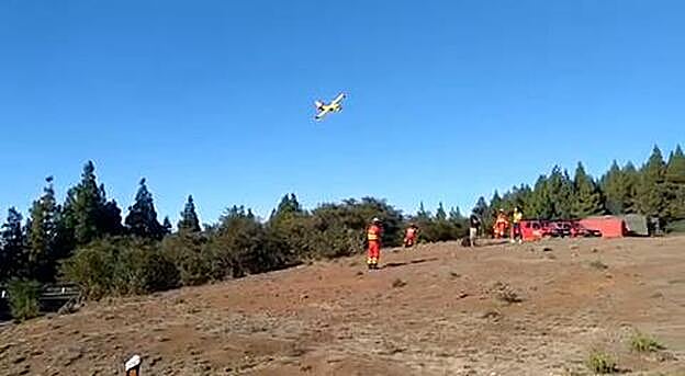 Trabajan por todos los flancos para parar un fuego contenido pero activo