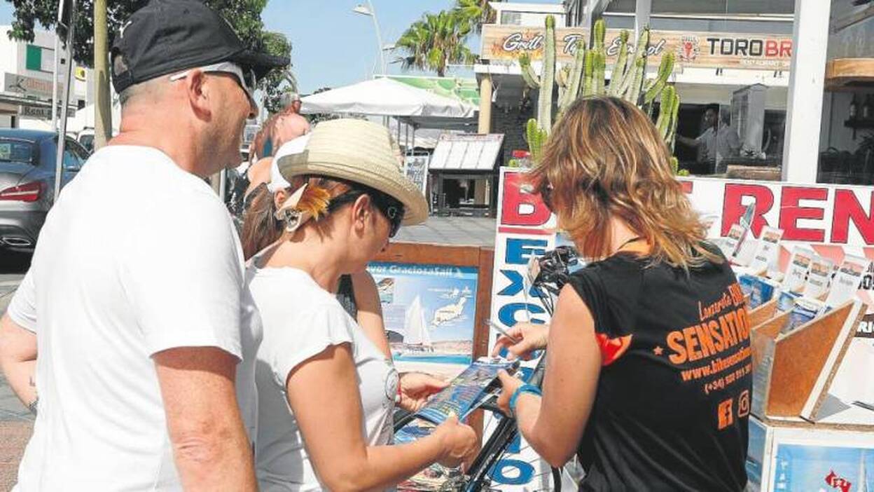 El descenso del turismo en las islas afecta ya al gasto turístico