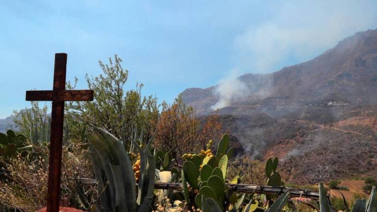 El fuego deja sin agua y luz a parte de Gáldar