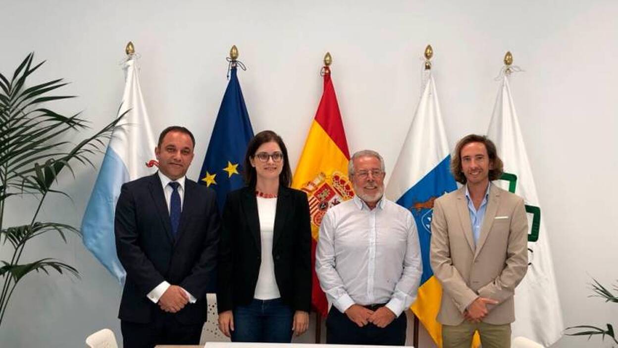 Firma entre la Fernando Pessoa y la Mancomunidad del Norte