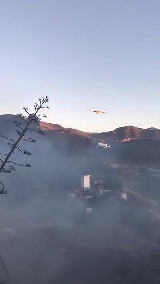 Un hidroavión ‘riega’ a un bombero de la UME