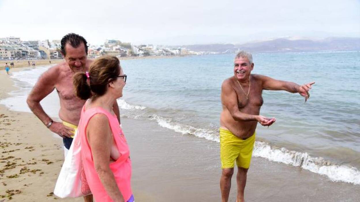 Las aguavivas mantienen el veto al baño en Las Canteras