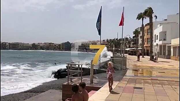 Prohibido el baño en Arinaga en plena ola de calor
