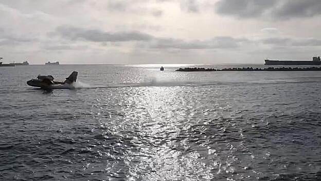 Los hidroaviones reciben admiración y homenaje espontáneo