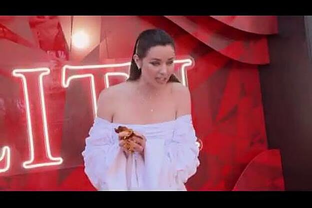 Dafne Fernández felicita a su hijo