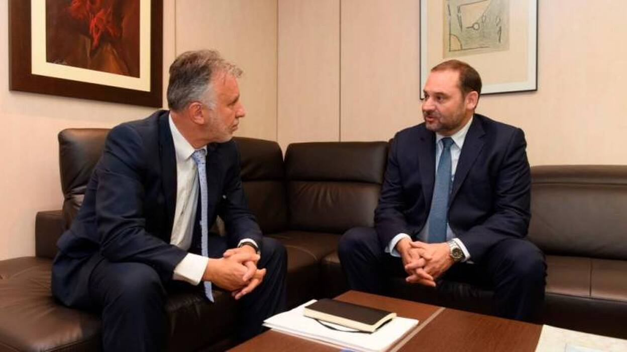 Torres se reúne con Ábalos para desbloquear la deuda en carreteras