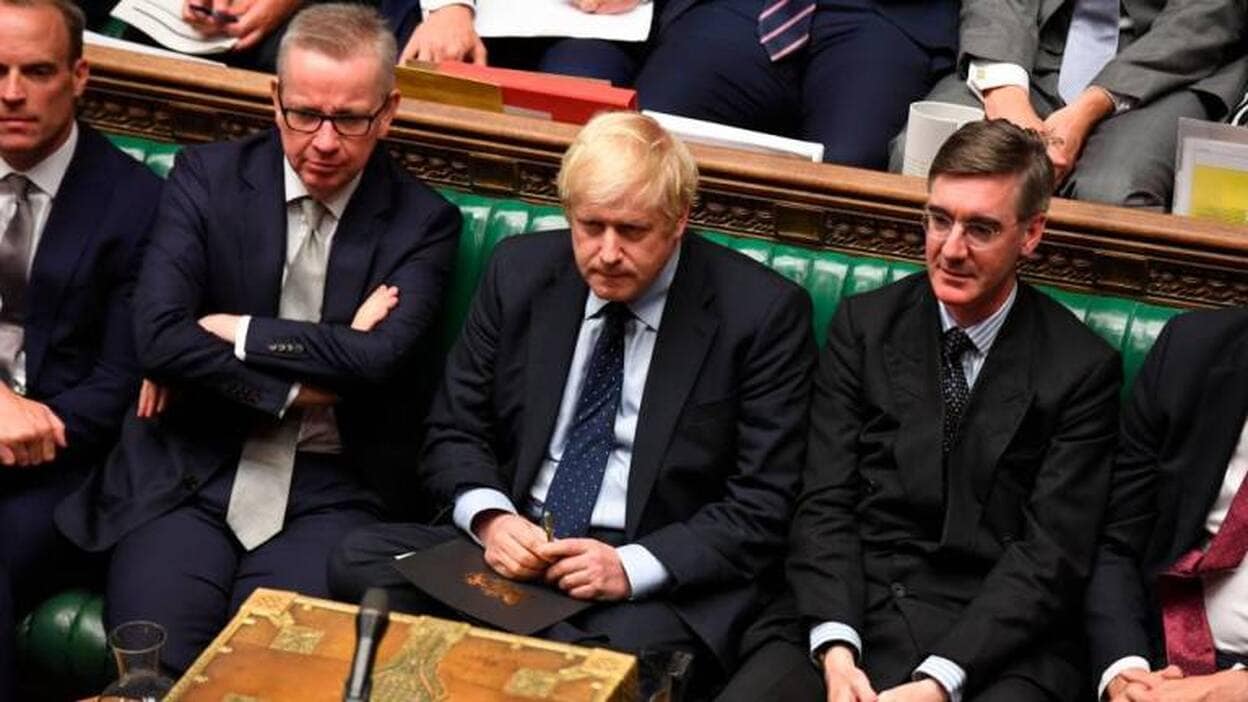 La batalla del ‘brexit’ continúa en los Comunes tras la dura derrota de Johnson