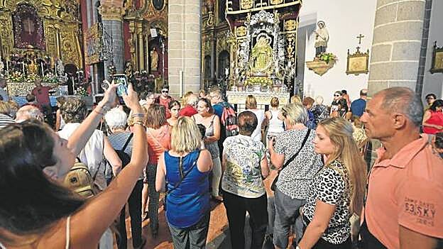 Decenas de personas aprovecharon ya desde el viernes para acercarse a ver a la Virgen.