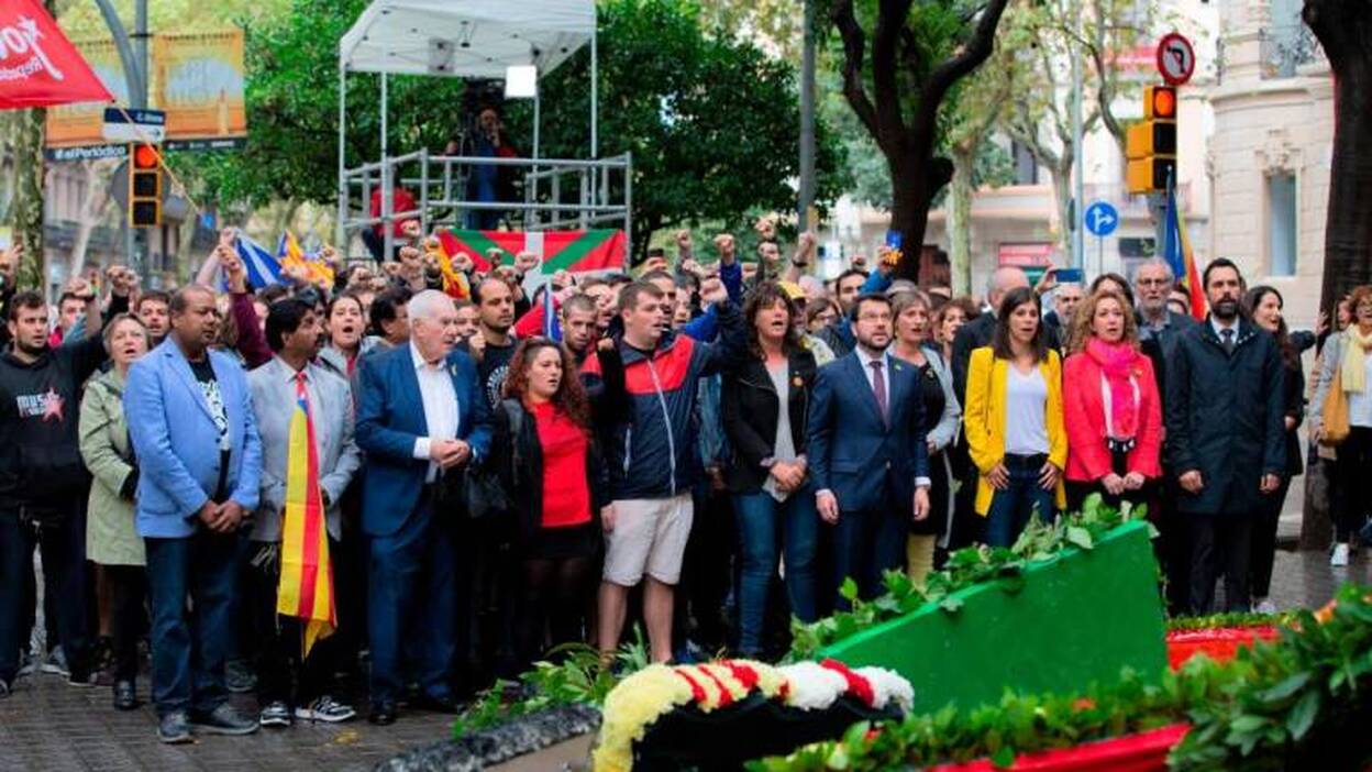 El Govern abre las ofrendas con el himno español sonando desde un balcón