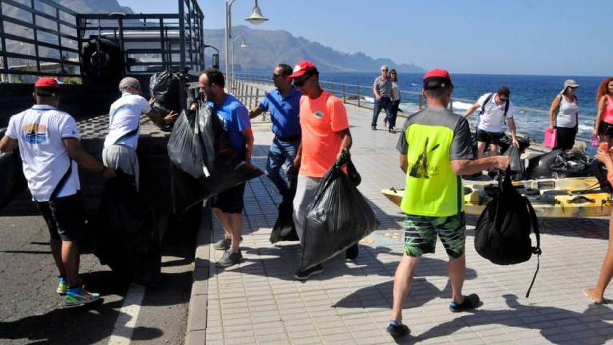 Recogen más de 500 kilos de plástico en la costa de Agaete