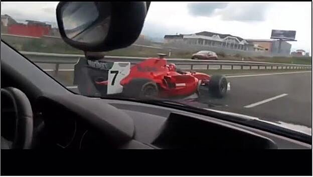 Un ferrari de Fórmula 1 circula en plena autopista