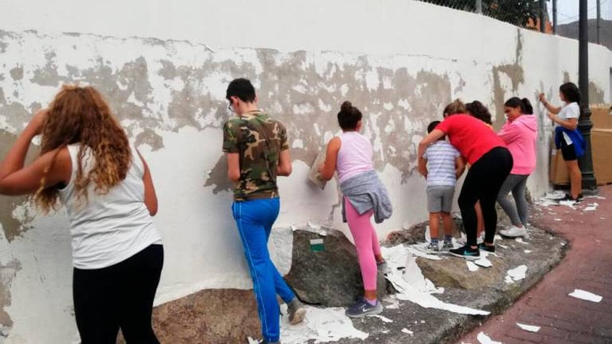 30 jóvenes pintan de raíces e identidad un muro de Valsequillo