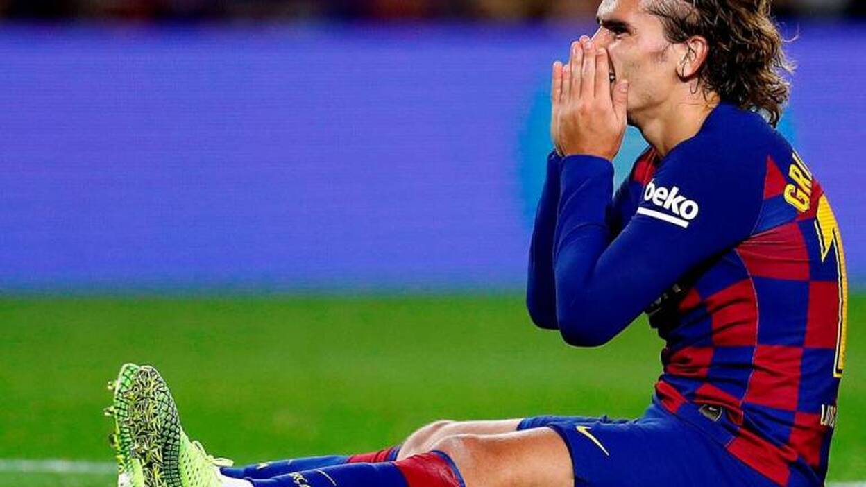 Un Barça deprimido salva los muebles en el Camp Nou