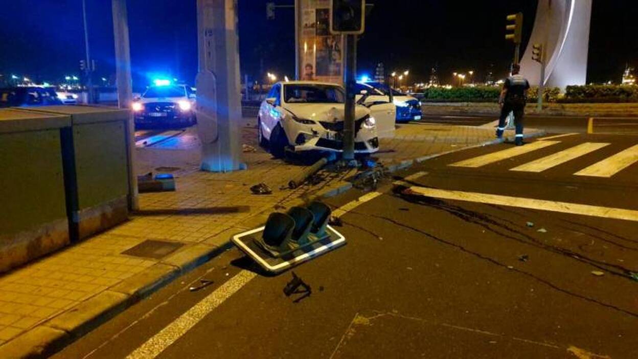 Se estrella contra un semáforo en Julio Luengo