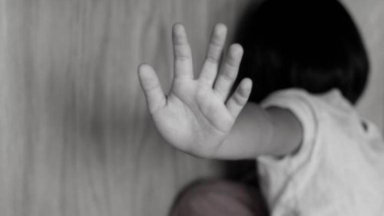 Abusaba sexualmente de su hermana pequeña
