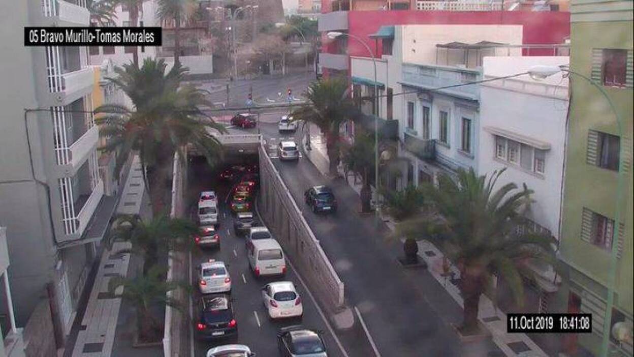 Atasco por un vuelco en Bravo Murillo