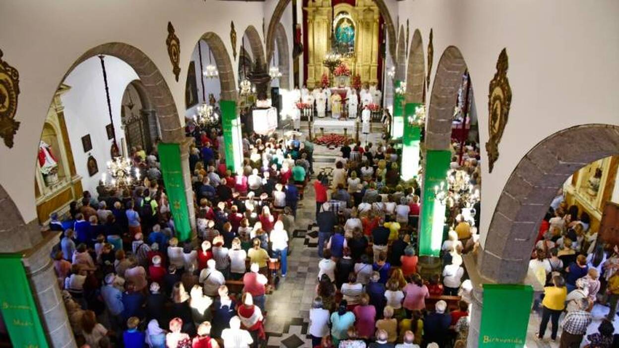 La Virgen llega a Guía junto al agua